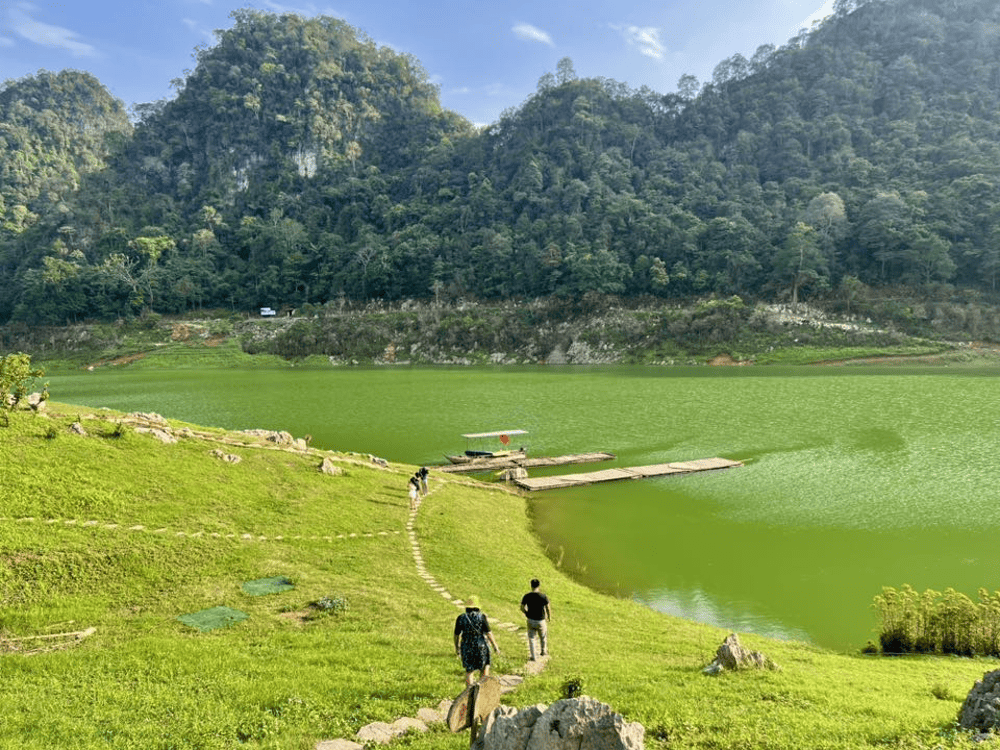 Explore winding paths around Thang Hen Lake and immerse yourself in the tranquil beauty of Cao Bang’s highlands (Source: Fanpage Khu Du Lịch Sinh Thái Hồ Thang Hen)